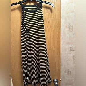 Black/Gold Yozy dress for sale. Never been worn. Stretchy, nice bodycon dress.